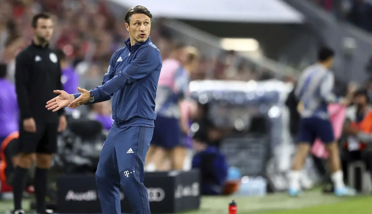 Pelatih Bayern Muenchen, Niko Kovac menginstruksikan pemainnya saat bertanding melawan Tottenham Hotspur pada pertandingan final Audi Cup 2019 di Alianz Arena, Jerman (1/7/2019). Tottenham menang atas Bayern Muenchen lewat adu penalti 6-5 (2-2). (AP Photo/Matthias Schrader)