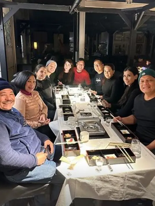 Sahabat Enzy Storia yaitu Jessica Mila juga merayakan pergantian tahun di Jepang. Bedanya, artis yang tengah hamil anak pertama ini berlibur bersama keluarga besar sang suami. Sama seperti Enzy, bintang sinetron 'Ganteng-Ganteng Serigala' ini mengabarkan kondisinya yang baik-baik saja pasca gempa dahsyat yang mengguncang Jepang. (Liputan6.com/IG/@jscmila)