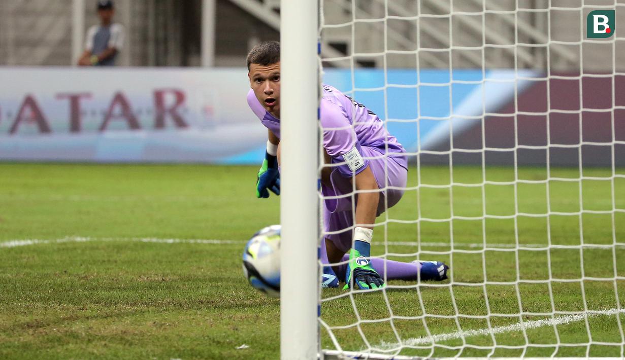 Ekspresi kiper Timnas Prancis U-17, Paul Argney saat melihat bola yang mengenai tiang gawang hasil tendangan dari pemain Timnas Korea Selatan U-17 dalam pertandingan Grup E Piala Dunia U-17 2023 yang berlangsung di Jakarta International Stadium, Jumat (17/11/2023). (Bola.com/Ikhwan Yanuar)