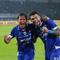 Selebrasi Berguinho dan Adam Alis dalam duel Persib Bandung versus PSBS Biak di Stadion GBLA, Minggu (25/1/2026). (Bola.com/Erwin Snaz)