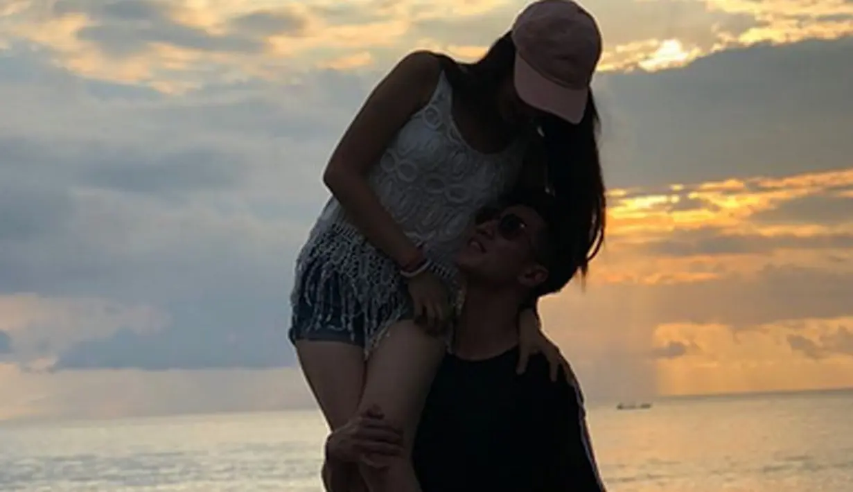 Pasangan kekasih Verrell Bramasta dan Natasha Wilona kembali mengunggah kemesraannya. Beberapa foto kemesraan pasangan ini dibagikan di Instagram. (Instagram/bramastavrl)