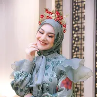 Melihat gaya hijab Irish Bella yang elegan dan modern (@_irishbella_)