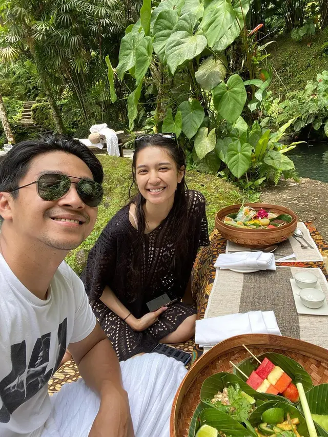 Mikha Tambayong dan Deva Mahenra