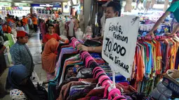 Sebagian besar masyarakat Indonesia selalu memakai yang serba baru saat Lebaran. Maka menjelang Lebaran, mereka berbondong-bondong ke  pasar untuk membeli pakaian baru. (Liputan6.com/Yoppy Renato)