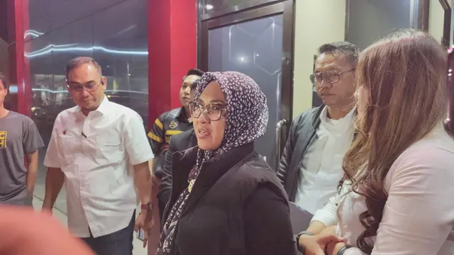 Bupati Gowa Sitti Husniah Talenrang menjalani pemeriksaan di Polresta Gowa.