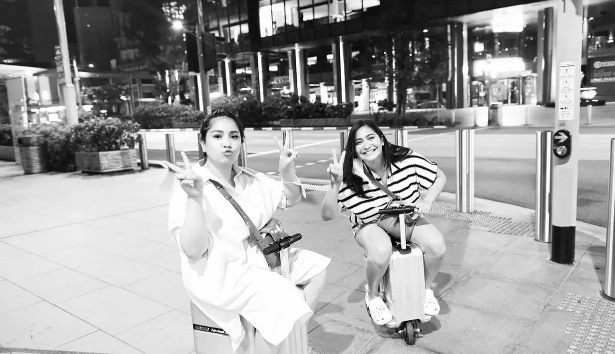 Tidak hanya soal outfit, Nagita Slavina dan Caca Tengker juga kompakan dengan koper canggihnya [@cacatengker]