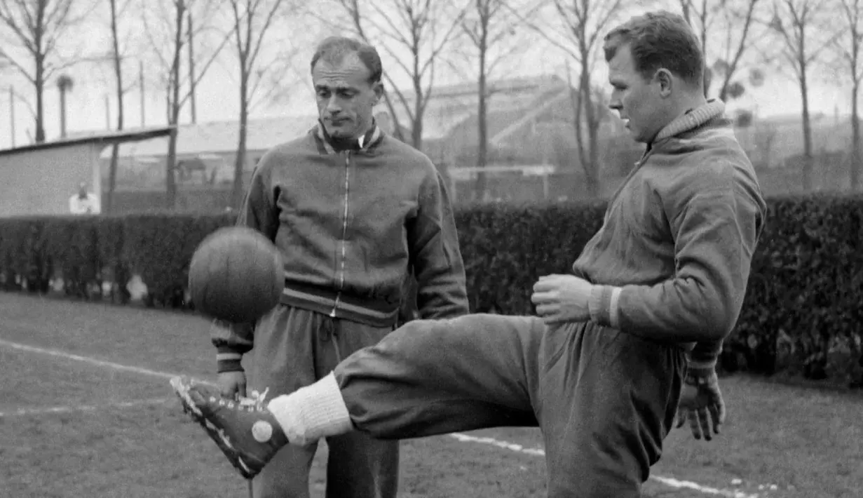 Laszlo Kubala (kanan) merupakan salah satu pemain terbaik Barcelona di abad ke-20 dengan memenangkan 13 trofi utama. Namun, kesuksesannya tak mampu bertahan ketika dirinya sebagai manajer Blaugrana. Ia gagal memperoleh satu pun gelar selama lebih dari dua tahun. (AFP/Staff)