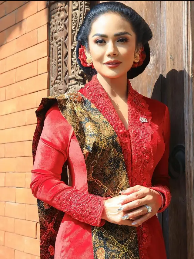 Krisdayanti Tampil Memesona dengan Kebaya Tradisional (Instagram/@krisdayantilemos)