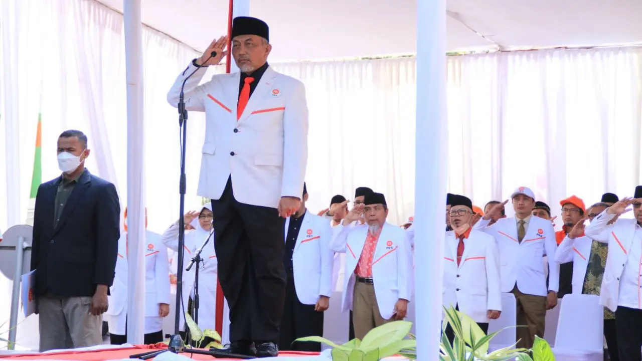 Presiden Partai Keadilan Sejahtera (PKS) Ahmad Syaikhu mengikuti upacara peringatan HUT Kemerdekaan ke- 77