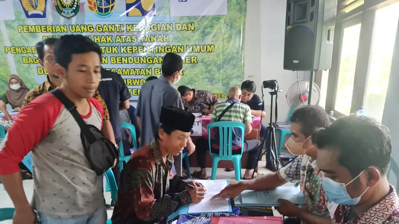 Sejumlah warga Wadas menerima uang ganti rugi bendungan. (Istimewa)