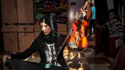 Tahun lalu, Jawaher al-Aqraa mengatakan kepada AFP bahwa musik adalah cara untuk "melarikan diri" dari kehidupan sehari-harinya di Gaza. (Eyad BABA/AFP)