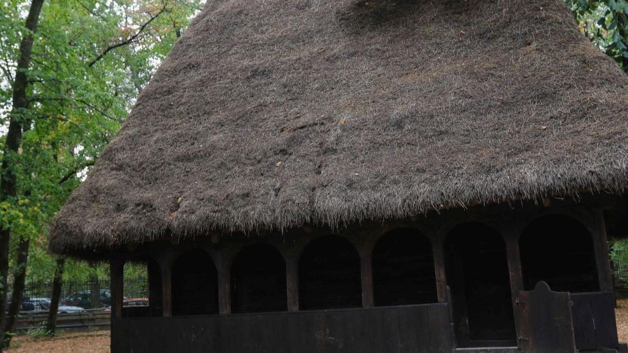 Museum nasional desa  "Dimitrie Gusti" terletak di lokasi Bucharest, Rumania, Rabu (27/9/2023). Dalam bahasa Rumania, museum ini bernama Muzeul Național al Satului "Dimitrie Gusti" yang merupakan museum etnografi terbuka yang terletak di Taman Raja Mich