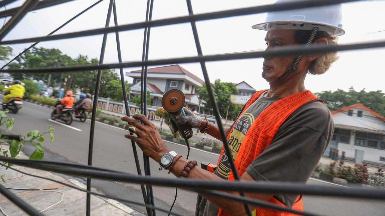 FOTO: Penertiban Kabel Udara di  Depok