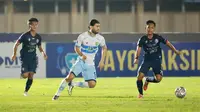 Pemain Persela Lamongan, Jabar Sharza, berusaha melewati pemain Arema FC pada laga BRI Liga 1 di Stadion Madya, Jakarta, Minggu (3/9/2021). (Bola.com/M Iqbal Ichsan)