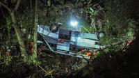 Tim penyelamat mengevakuasi korban kecelakaan bus yang jatuh ke jurang di Kecamatan Wado, di Sumedang, Jawa Barat (10/3/2021). Korban meninggal dunia kecelakaan maut bus pariwisata masuk jurang di Kecamatan Wado, Kabupaten Sumedang, Jawa Barat, bertambah menjadi 27 orang. (AFP/Bagus Ahmad)