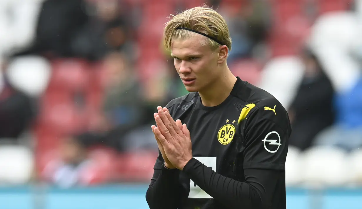 11. Erling Haaland (Borussia Dortmund) - Penyerang Norwegia ini menjadi salah satu calon kuat peraih Golden Boy 2020. Haaland tercatat sukses menceploskan 44 gol dalam 40 penampilan untuk RB Salzburg dan Borussia Dortmund di semua kompetisi. (AFP/Christof Stache)