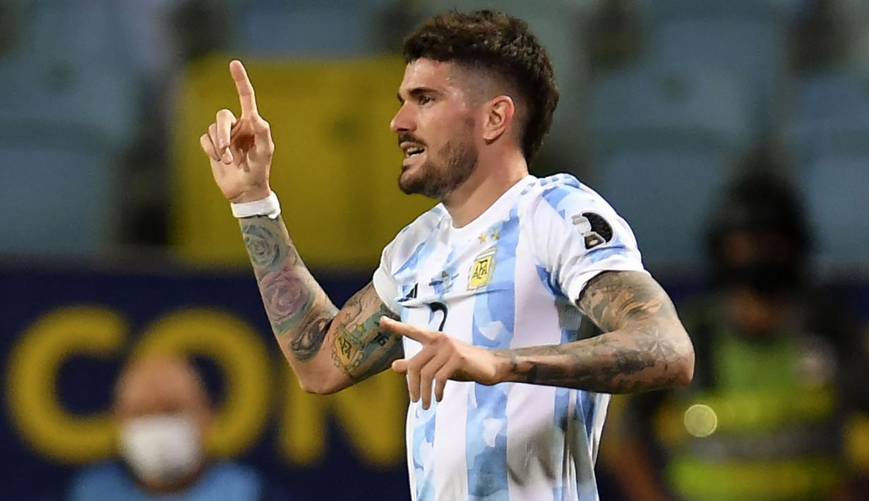Gelandang Argentina, Rodrigo De Paul menjadi motor permainan skuat La Albiceleste. Umpan-umpan terarah dan permainan kreatifnya berperan penting antarkam Argentina sebagai juara. Terbukti, satu-satunya gol ke gawang Brasil di partai final adalah berkat umpan indahnya. (Foto: AFP/Douglas Magno)
