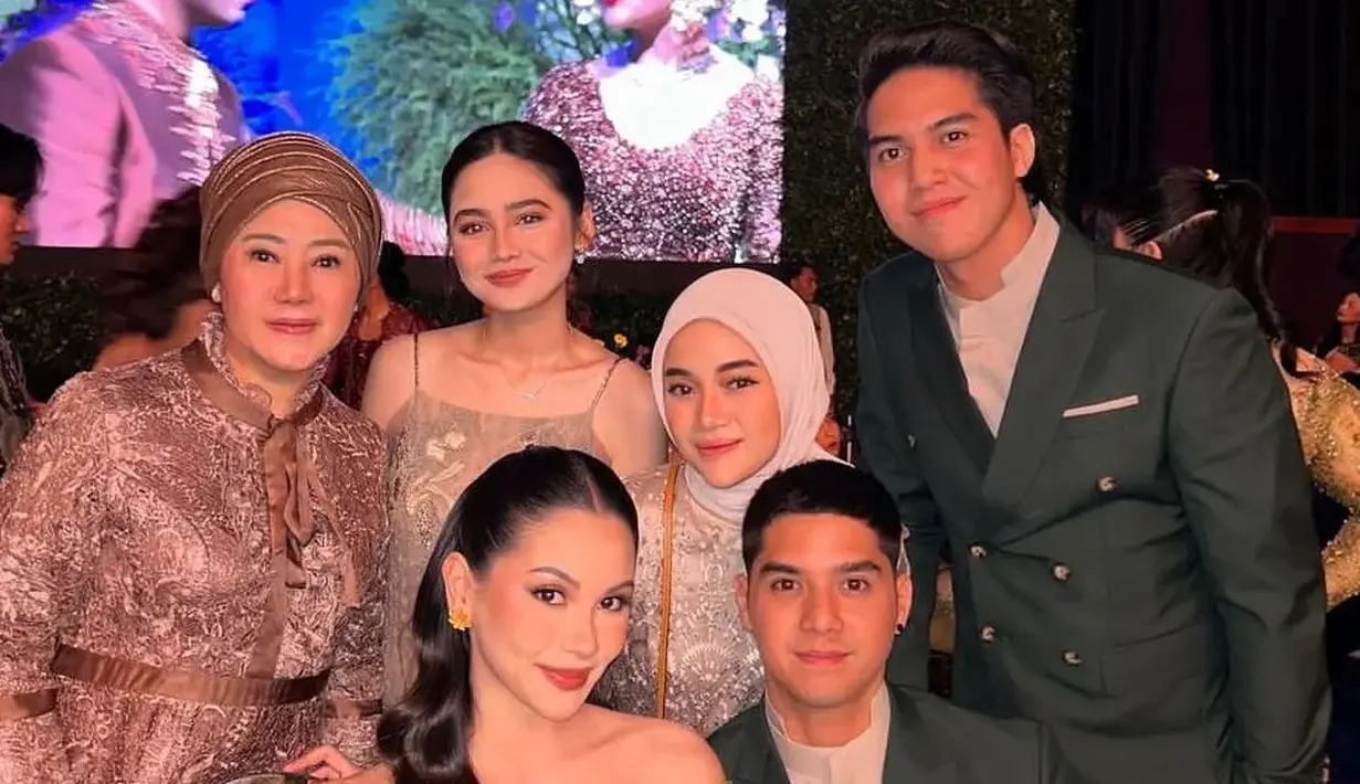 <p>El dengan setelan jas army dan kemeja nude, sedangkan Syifa dengan spaghetti strap dress warna nude-nya. [@shandypurnamasari/@elsyifa.moment/@armanfebryan]</p>