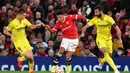 Bek Villarreal, Juan Foyth (kiri) dan Raul Albiol (kanan) berusaha merebut bola gelandang Manchester United, Jadon Sancho pada pertandingan grup F Liga Champions di Old Trafford, Inggris, Kamis (30/9/2021). Kemenangan atas Villarreal membuat MU berada di posisi kedua klasemen. (AFP/Anthony Devlin)