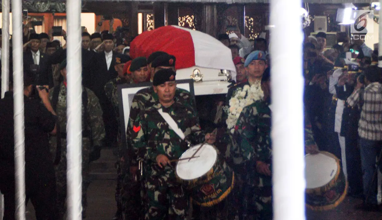 Prajurit TNI mengiringi upacara persemayaman jenazah Ani Yudhoyono di Puri Cikeas, Bogor, Jawa Barat, Minggu (2/6/2019). Ani Yudhoyono akan dimakamkan di TMP Kalibata. (Liputan6.com/Immanuel Antonius)
