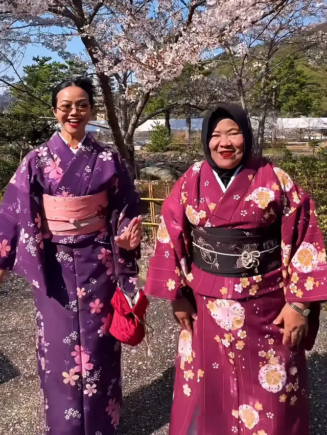 Yura Yunita dan ibunda saat Liburan ke Jepang pakai kimono. [@yurayunita]