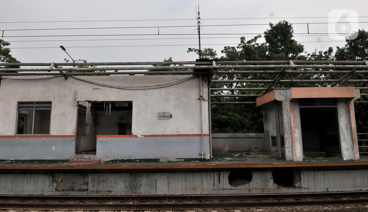 Kondisi bangunan di Stasiun Buaran lama, Jakarta, Selasa (8/10/2019). Stasiun Buaran lama yang saat ini sudah usang belum juga dilakukan pembongkaran oleh pihak terkait. (merdeka.com/Iqbal Nugroho)