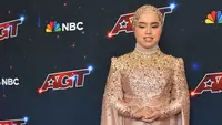 Gaun yang dilengkapi aksen ekor panjang berpayet itu dikenakan Putri berpadu hijab warna senada yang juga tampil berkilau dengan payet penuh. Sementara makeup pelantun "Loneliness" tersebut dipoles dengan rona yang tak jauh berbeda dengan gaunnya, mulai dari pulasan eyeshadow hingga perona pipi. (Photo by Jordan Strauss/Invision/AP)