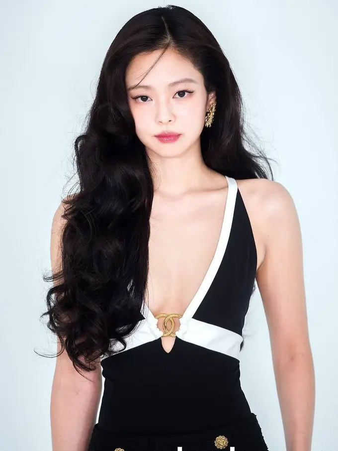 Tampil Menawan di CHANEL Métiers d'art Seoul, Jennie Pancarkan Pesona Old Hollywood dengan Rambut Mengembang dan Lipstik Merah