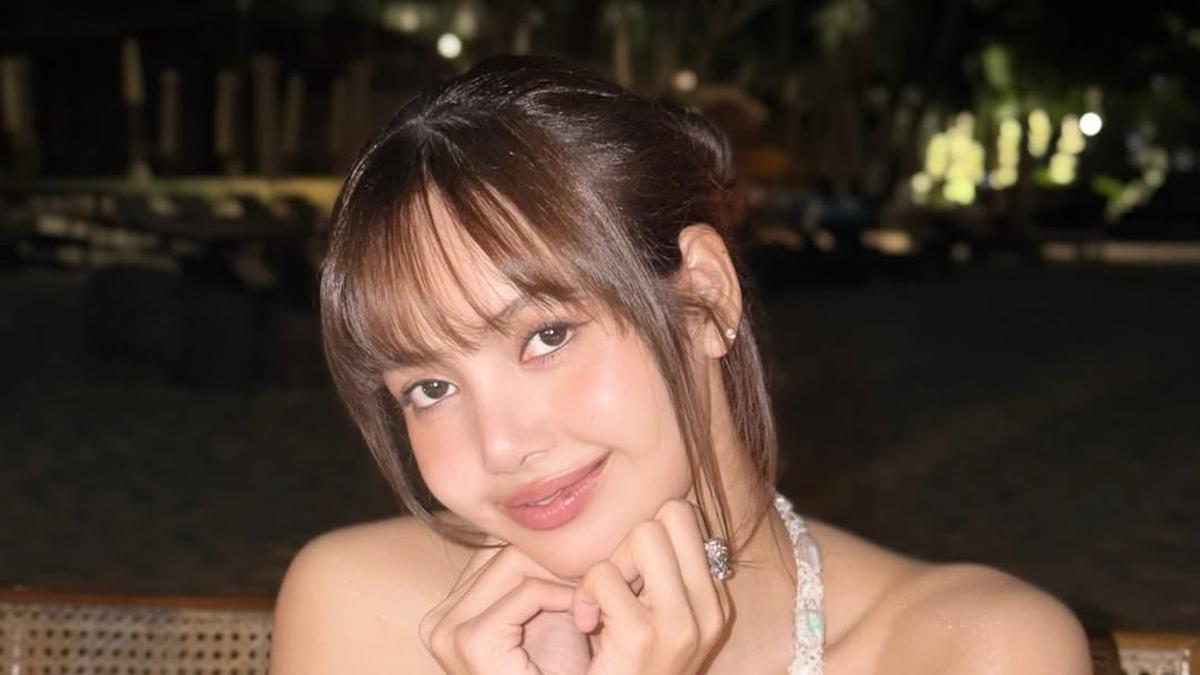 Lisa BLACKPINK Curi Perhatian Tampil dengan Makeup Natural dan Rambut Berponi Khasnya