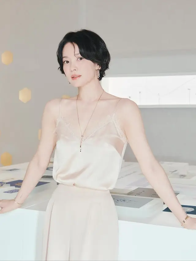 Pesona Awet Muda Song Hye Kyo di Event Chaumet, Elegansi Wanita Karier Sukses dalam Balutan Gaya Minimalis dan Pixie Cut yang Fresh