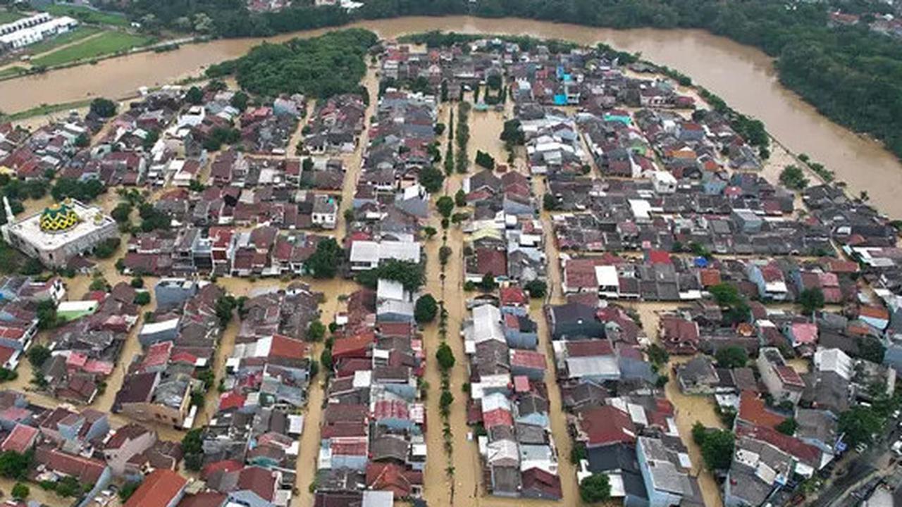 Prabowo Sedih Banyak Wilayah di Jabodetabek Banjir, Wamen PU Pastikan Bukan karena Tanggul Jebol