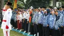 Sejumlah guru, mahasiswa dan siswa-siswi mengikuti Upacara Peringatan HUT PGRI ke-74 dan Hari Guru Nasional 2019 di Kemendikbud, Jakarta, Senin (25/11/2019). (Liputan6.com/Johan Tallo)