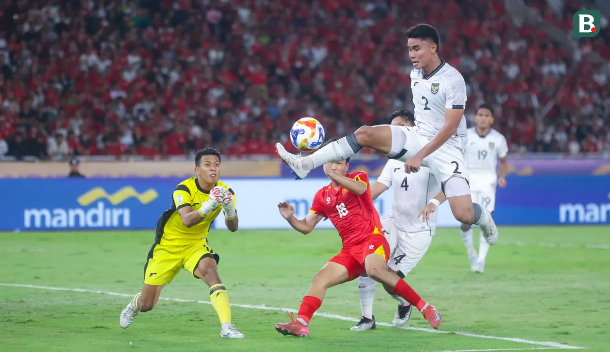 Pemain Timnas Indonesia U-23, Muhammad Ferarri, berusaha mengahalau bola saat melawan Vietnam pada laga final Piala AFF U-23 2025 di Stadion Utama Gelora Bung Karno (SUGBK), Jakarta, Selasa (29/7/2025) malam WIB. (Bola.com/M Iqbal Ichsan)