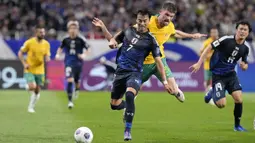 Pemain Jepang, Kaoru Mitoma (kiri) berebut bola dengan pemain Australia, Cameron Burgess saat laga lanjutan Grup C Kualifikasi Piala Dunia 2026 di Saitama Stadium, Jepang, Selasa (15/10/2024). (AP Photo/Eugene Hoshiko)