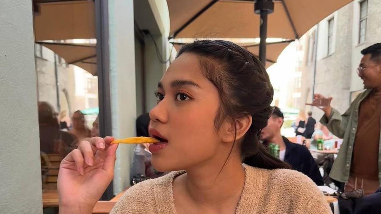 Netizen tak hanya memperhatikan gaya liburan Azizah, tapi juga memuji kecantikan alaminya yang begitu memesona tanpa adanya lapisan make up berlebihan.<br>