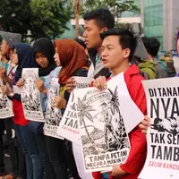 Jagat media sosial diramaikan oleh netizen yang memprotes Presiden Jokowi soal kasus Salim Kancil. 