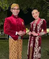 Menjadi pembawa acara, Ayu Dewi tampil elegan dalam balutan kebaya panjang. Mengenakan sanggul sederhana, penampilan Ayu Dewi tampak meriah dengan lipstik berrwarna merah. [instagram/mrsayudewi]