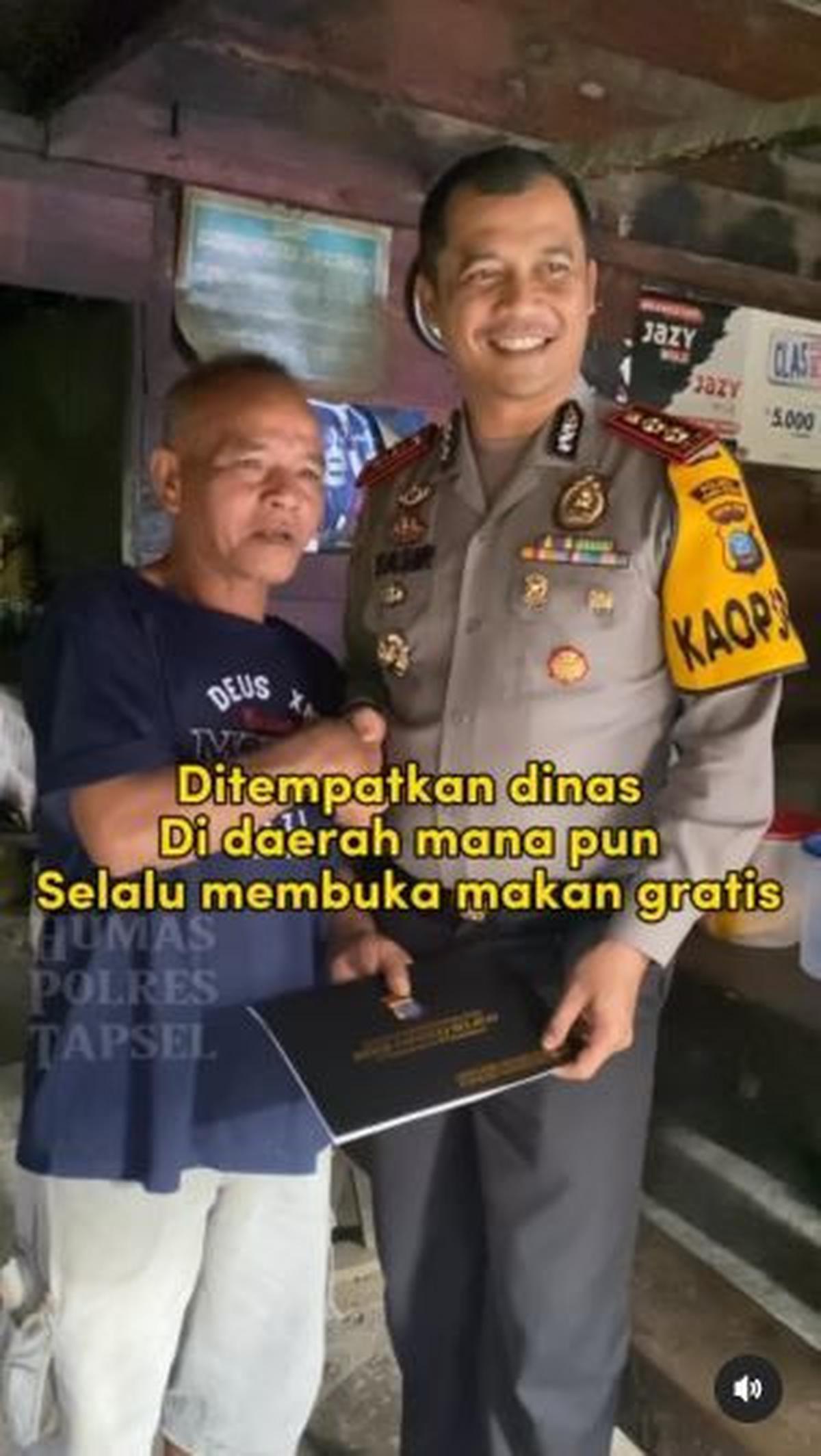 "Ditempatkan dinas di daerah mana pun, selalu membuka makan gratis," sambungnya.