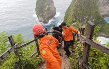 Basarnas Berhasil Evakuasi WNA Ceko yang Cedera di Pantai Kelingking Nusa Penida