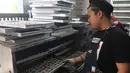 Usaha rumahan yang dijalankan warga setempat menjadi salah satu contoh pemberdayaan ekonomi berbasis komunitas yang terus bertahan dan berkembang. Tampak dalam foto, pekerja memproduksi berbagai jenis kue kering di Botisha Cookes Kampung Nastar, Larangan, Tangerang, Banten, Kamis 12 Maret 2026. (merdeka.com/Arie Basuki)