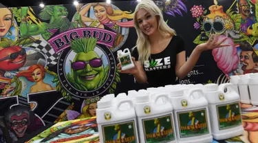 Haley Hudson mempromosikan pupuk untuk menanam ganja di stan pameran Kongres Ganja Internasional di LA, California (27/9). Kongres menyatukan visi antara pemasok, investor, medis, regulator pemerintah, hukum, dan pengusaha. (AFP Photo / Mark Ralston)