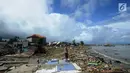 Warga memandang ke arah laut usai tsunami menerjang Kampung Sumur, Ujung Kulon, Banten, Selasa (24/12). Kampung Sumur yang dihuni ratusan nelayan luluh lantak disapu tsunami. (Merdeka.com/Arie Basuki)