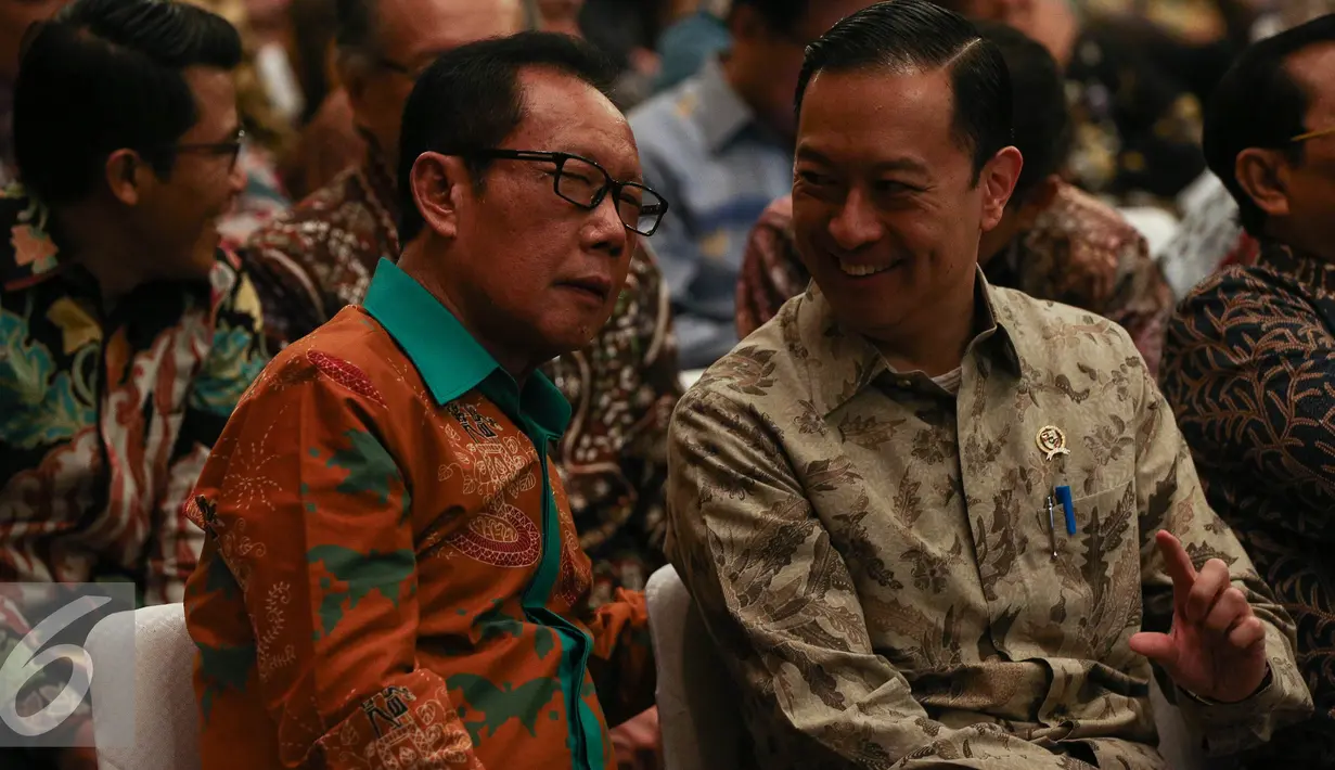 Menteri Perdangangan Lembong (kanan) berbincang dengan Kepala Badan Inteljen Negara (BIN) Sutiyoso saat mengikuti program kebijakan pengampunan pajak atau tax amnesty di Kantor Pusat Dirjen Pajak, Jakarta, Jumat (1/7). (Liputan6.com/Faizal Fanani)