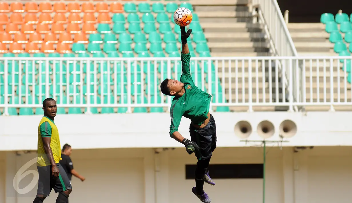 Kiper PBFC, Dian Agus Prasetyo menjangkau bola saat mengikuti seleksi timnas Indonesia di Stadion Pakansari, Kab Bogor, Selasa (9/8). Indonesia bakal berlaga di AFF Cup 2016, 19 November-17 Desember mendatang. (Liputan6.com/Helmi Fithriansyah)