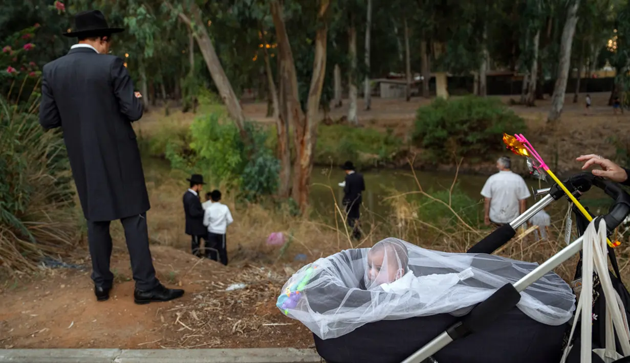 Perayaan ini terfokus pada pengakuan dosa dan pertobatan diri. (AP Photo/Oded Balilty)