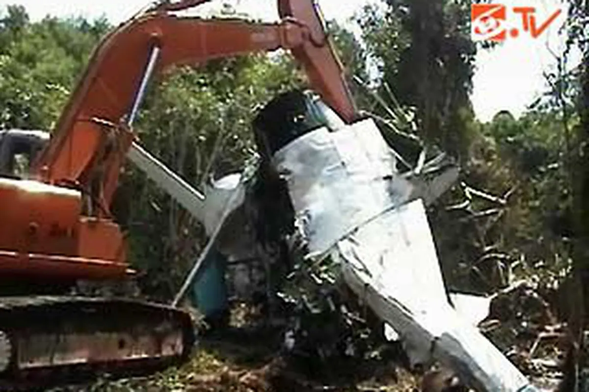 110213cpesawat-jatuh.jpg