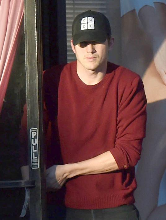 Ashton Kutcher terlihat mengenakan topi baseball saat keluar dari panti pijat asal Thailand yang terletak di Los Angeles. Menurut media asal Inggris ini, panti pijat itu juga menyediakan layanan plus-plus untuk para kliennya. (thesun.co.uk)