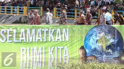 Wapres Jusuf Kalla bersiap melepas benih ikan patin di Sungai Siak, Riau, Jumat (22/7). Puncak Hari Lingkungan Hidup Sedunia Tingkat Nasional 2016 ini diikuti oleh 300 sampan dan mengangkat tema "Go Wild for Life". (Liputan6.com/Faizal Fanani)