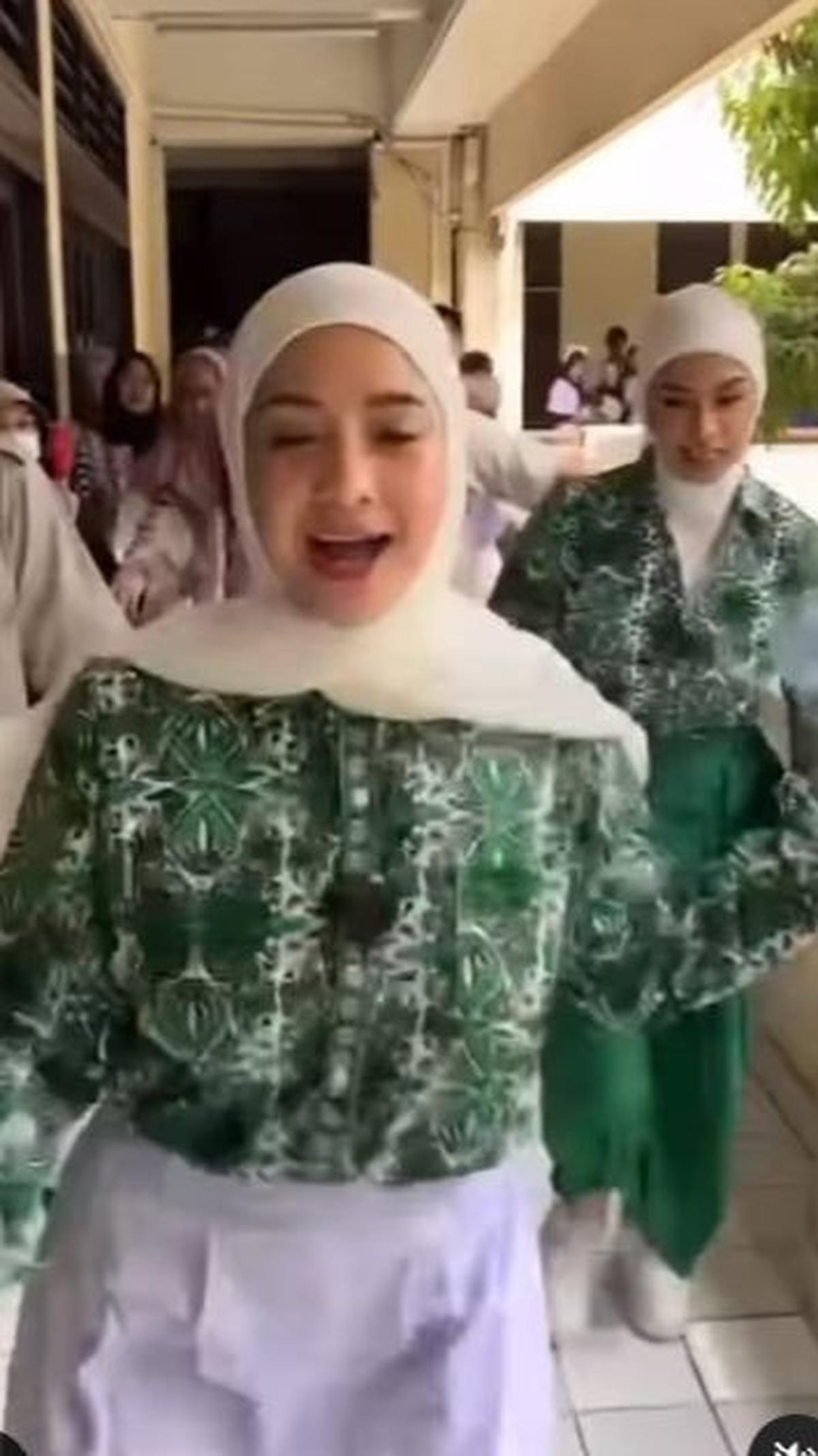 Keduanya terlihat menyusuri setiap lantai sekolah tersebut. Riuh ramai para murid yang senang akan kedatangan dua wanita cantik itu.