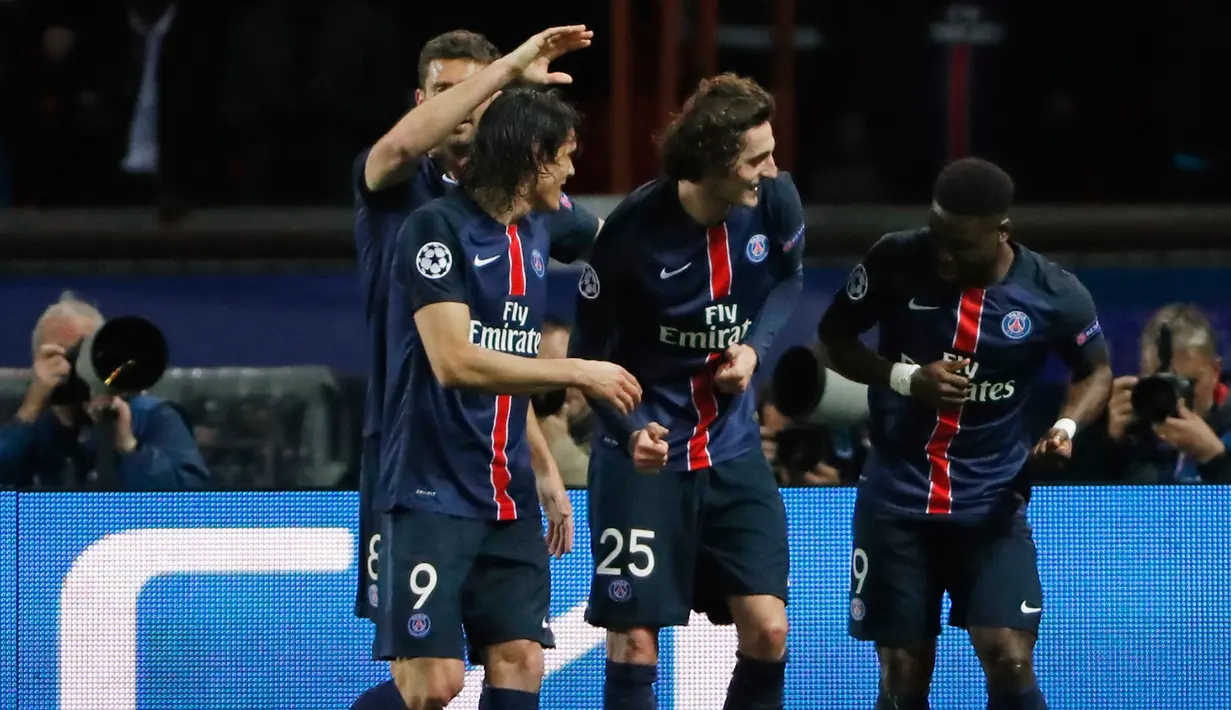 Gelandang PSG, Adrien Rabiot (kedua kanan) melakukan selebrasi usai mencetak gol kegawang Manchester City pada perempatfinal liga champions di Stadion Parc des Princes, Kamis (7/4). PSG bermain imbang dengan City 2-2. (Reuters/Gonzalo Fuentes)
